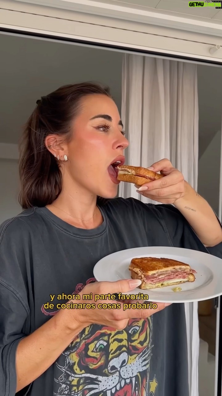 Paula Gonu Instagram - si queréis ser felices durante 35 segundos que es lo que tardas en comerte este sándwich ya sabéis🫶🏽 credits a @marugansoria que nos enseñó esta receta el año pasado