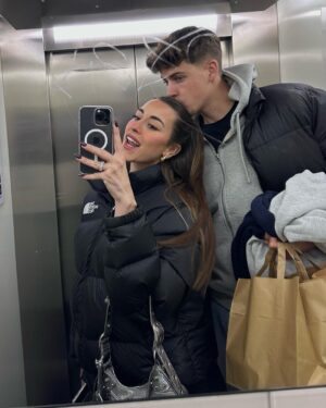 Paula Gonu Instagram - 1. recién maquilladita un día en madrid
2. haciendo recados con Andrés 
3. detrás de cámaras de Titanic: lo que realmente había
4. volviendo del gym en Bali, con la toalla en la cabeza porque tenía el pelo chorreando de sudor
5. feliz en la nieve pero hasta el año que viene
6. lo mismo que en la 5 pero con una de mis personas favoritas 
7. cuántas veces os ha pasado ptas???? 
8. con mi mami y mi nariz antigua celebrando mi cumple en mi rest fav de barcelona (delante teníamos a mi padre y mi tía Lourdes jjj)
9. los ángeles tienen la lengua así
10. y las croquetas se comen aplastadas