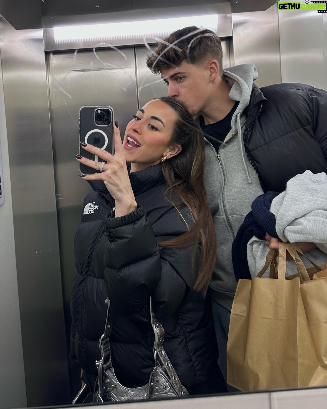 Paula Gonu - 120K Likes - 1. recién maquilladita un día en madrid
2. haciendo recados con Andrés
3. detrás de cámaras de Titanic: lo que realmente había
4. volviendo del gym en Bali, con la toalla en la cabeza porque tenía el pelo chorreando de sudor
5. feliz en la nieve pero hasta el año que viene
6. lo mismo que en la 5 pero con una de mis personas favoritas
7. cuántas veces os ha pasado ptas????
8. con mi mami y mi nariz antigua celebrando mi cumple en mi rest fav de barcelona (delante teníamos a mi padre y mi tía Lourdes jjj)
9. los ángeles tienen la lengua así
10. y las croquetas se comen aplastadas