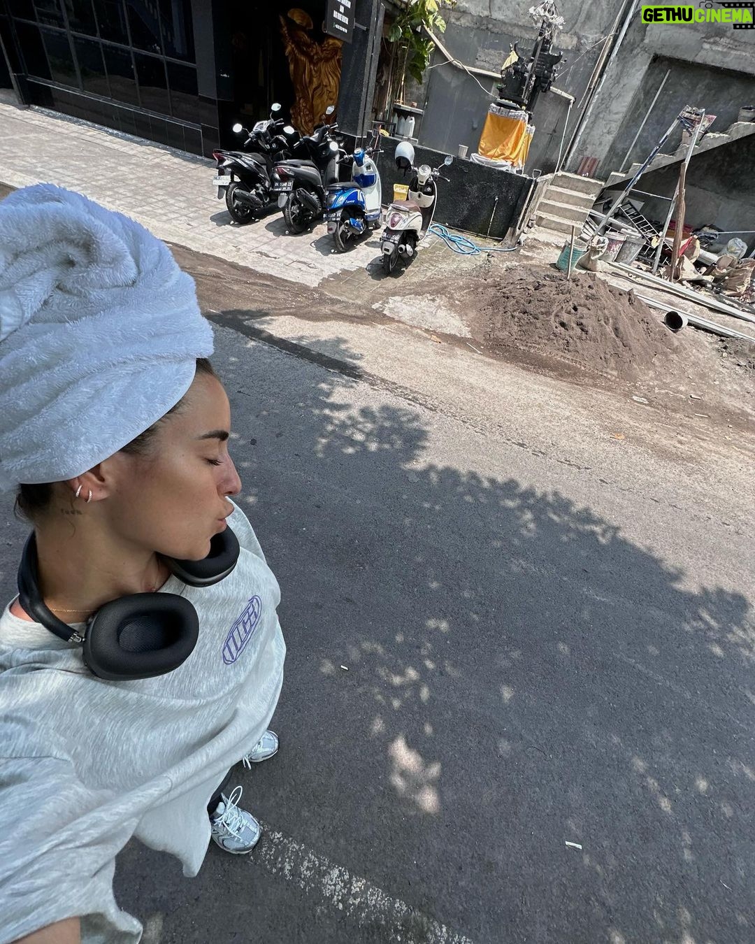Paula Gonu - 120K Likes - 1. recién maquilladita un día en madrid
2. haciendo recados con Andrés
3. detrás de cámaras de Titanic: lo que realmente había
4. volviendo del gym en Bali, con la toalla en la cabeza porque tenía el pelo chorreando de sudor
5. feliz en la nieve pero hasta el año que viene
6. lo mismo que en la 5 pero con una de mis personas favoritas
7. cuántas veces os ha pasado ptas????
8. con mi mami y mi nariz antigua celebrando mi cumple en mi rest fav de barcelona (delante teníamos a mi padre y mi tía Lourdes jjj)
9. los ángeles tienen la lengua así
10. y las croquetas se comen aplastadas