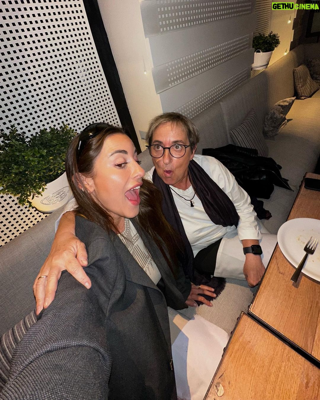 Paula Gonu - 120K Likes - 1. recién maquilladita un día en madrid
2. haciendo recados con Andrés
3. detrás de cámaras de Titanic: lo que realmente había
4. volviendo del gym en Bali, con la toalla en la cabeza porque tenía el pelo chorreando de sudor
5. feliz en la nieve pero hasta el año que viene
6. lo mismo que en la 5 pero con una de mis personas favoritas
7. cuántas veces os ha pasado ptas????
8. con mi mami y mi nariz antigua celebrando mi cumple en mi rest fav de barcelona (delante teníamos a mi padre y mi tía Lourdes jjj)
9. los ángeles tienen la lengua así
10. y las croquetas se comen aplastadas