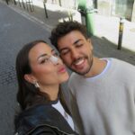 Paula Gonu Instagram - 1. el otro día en madrid después de que un amigo me insultase durante 1 hora 2. el amigo del que hablo en el punto 1 3. el amigo del que hablo en el punto 2 4. vivo un poco en el ave y con arándanos me y ordenador me aburro menos 5. el publicó que se reía mientras sucedía el punto 1 6. con una de mis creadoras de contenido favoritas en uno de mis restaurantes favoritos 7. entrevistan a un señor que vende pollos en una feria de pollos y resulta que el señor se ríe como un pollo (y los pollos le responden) es un vídeo que hay que ver y ya está 8. mis rosas de ayer por st jordi🤸🏽‍♂️ 9. mi ser vivo favorito 10. camiseta que me compré el otro día h repetiré mucho