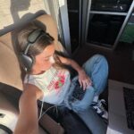 Paula Gonu Instagram - 1. el otro día en madrid después de que un amigo me insultase durante 1 hora 2. el amigo del que hablo en el punto 1 3. el amigo del que hablo en el punto 2 4. vivo un poco en el ave y con arándanos me y ordenador me aburro menos 5. el publicó que se reía mientras sucedía el punto 1 6. con una de mis creadoras de contenido favoritas en uno de mis restaurantes favoritos 7. entrevistan a un señor que vende pollos en una feria de pollos y resulta que el señor se ríe como un pollo (y los pollos le responden) es un vídeo que hay que ver y ya está 8. mis rosas de ayer por st jordi🤸🏽‍♂️ 9. mi ser vivo favorito 10. camiseta que me compré el otro día h repetiré mucho