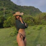 Paula Gonu Instagram - 1. cada vez menos distancia entre la tira del top del bikini y la del tanga 2. =2 del post anterior 3. me volvería loca con otro ig de cocina pero os dejo en stories la receta del poke🤸🏽‍♂️ 4. me terminé el libro y ahora estoy con el mentalista de camila läckberg 5. a veces hay que “it’s alright” y seguir palante 6. primeros 15min de jangueo después de la operación 7. tengo que contaros la historia de este vestido, lleva 3 años en mi armario y no puede ponerse 8. 🥹 9. mentalizándome de que pronto luciré otro pelo, otro color, sabéis cuál??????? 10. en un taxi de ayer sonaba eso en la radio, vaticino amistad con la primera persona que acierte: a qué me estaba recordando????