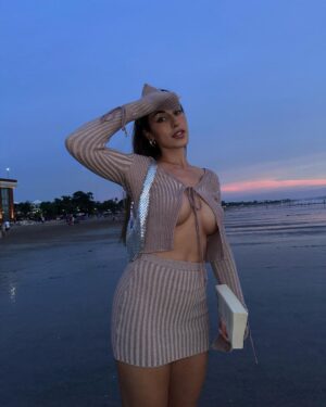 Paula Gonu Instagram - 1. cada vez menos distancia entre la tira del top del bikini y la del tanga
2. =2 del post anterior
3. me volvería loca con otro ig de cocina pero os dejo en stories la receta del poke🤸🏽‍♂️
4. me terminé el libro y ahora estoy con el mentalista de camila läckberg
5. a veces hay que “it’s alright” y seguir palante
6. primeros 15min de jangueo después de la operación 
7. tengo que contaros la historia de este vestido, lleva 3 años en mi armario y no puede ponerse
8. 🥹
9. mentalizándome de que pronto luciré otro pelo, otro color, sabéis cuál???????
10. en un taxi de ayer sonaba eso en la radio, vaticino amistad con la primera persona que acierte: a qué me estaba recordando????