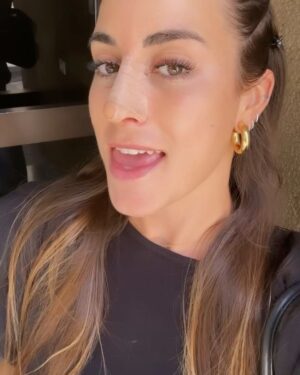 Paula Gonu Instagram - 1. me gusta el fail de esta foto y para subirlo en unos días tengo que subir esta antes
2. = 1
3. si algún día veo esa mancha ahí espero acordarme de que me dolía la cabeza y estaba leyendo mientras me pasaba hielo por la cara 
4. la mejor comida que me he hecho esta semana, me quiero un montón 
5. vídeo que le he envié a la hermana recién salida del @drblasgarcia sin férula 
6. yo también os tengo cariño💞
7. alcachofas > pasta
8. así es mi gente siempre acierto en lo que sospecho🫵🏽
9. =1 =2
10. poesía
