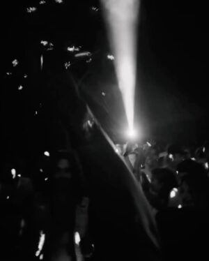 Paula Gonu Instagram - 1 2. la noche empezó top 
3. y acabó top porque nunca olvidaré el día que casi me quedo sin dedo en bali
4. fui a una fiesta en la playa y justo al llegar escucho a juan luis guerra, el universo me estaba queriendo
5. en el hospital tuve que cantar velitas de darel mientras me cosían porque es la canción con la que se duerme la coco y me da alegría 
6. tengo a la mejor gente rodeándome un año más🫶🏽
7. en las próximas semanas tendré que apoyarme en la otra pierna
8. el último atardecer del 2023 
9. la chilena más guay y demás personas a las que conocí ayer qué majos todos✨
10. mi canguro durante la noche (mejor dicho mañana) de ayer al que estoy súper agradecida porque sola me hubiese agobiado muchísimo más perdónnnnnn🙏🏽