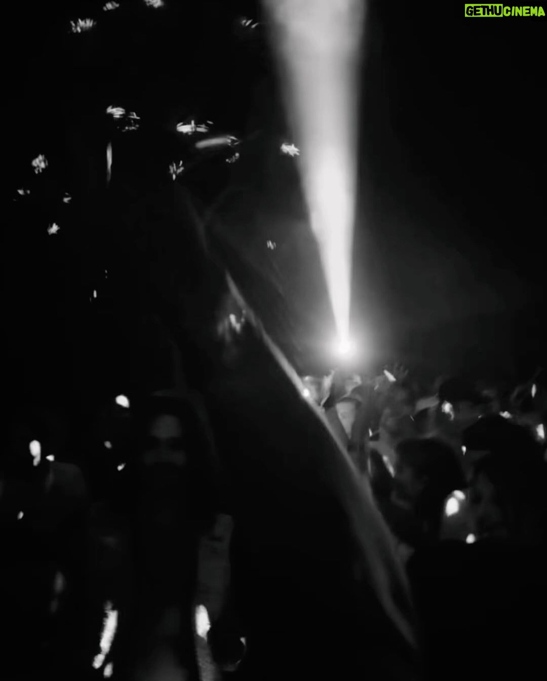 Paula Gonu - 128.4K Likes - 1 2. la noche empezó top
3. y acabó top porque nunca olvidaré el día que casi me quedo sin dedo en bali
4. fui a una fiesta en la playa y justo al llegar escucho a juan luis guerra, el universo me estaba queriendo
5. en el hospital tuve que cantar velitas de darel mientras me cosían porque es la canción con la que se duerme la coco y me da alegría
6. tengo a la mejor gente rodeándome un año más🫶🏽
7. en las próximas semanas tendré que apoyarme en la otra pierna
8. el último atardecer del 2023
9. la chilena más guay y demás personas a las que conocí ayer qué majos todos✨
10. mi canguro durante la noche (mejor dicho mañana) de ayer al que estoy súper agradecida porque sola me hubiese agobiado muchísimo más perdónnnnnn🙏🏽