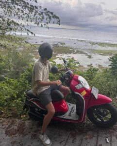 Paula Gonu Instagram - 1 2. la noche empezó top 3. y acabó top porque nunca olvidaré el día que casi me quedo sin dedo en bali 4. fui a una fiesta en la playa y justo al llegar escucho a juan luis guerra, el universo me estaba queriendo 5. en el hospital tuve que cantar velitas de darel mientras me cosían porque es la canción con la que se duerme la coco y me da alegría 6. tengo a la mejor gente rodeándome un año más🫶🏽 7. en las próximas semanas tendré que apoyarme en la otra pierna 8. el último atardecer del 2023 9. la chilena más guay y demás personas a las que conocí ayer qué majos todos✨ 10. mi canguro durante la noche (mejor dicho mañana) de ayer al que estoy súper agradecida porque sola me hubiese agobiado muchísimo más perdónnnnnn🙏🏽
