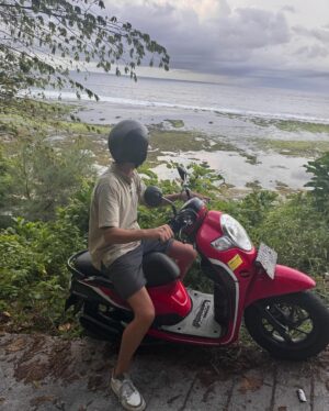 Paula Gonu Instagram - 1 2. la noche empezó top 
3. y acabó top porque nunca olvidaré el día que casi me quedo sin dedo en bali
4. fui a una fiesta en la playa y justo al llegar escucho a juan luis guerra, el universo me estaba queriendo
5. en el hospital tuve que cantar velitas de darel mientras me cosían porque es la canción con la que se duerme la coco y me da alegría 
6. tengo a la mejor gente rodeándome un año más🫶🏽
7. en las próximas semanas tendré que apoyarme en la otra pierna
8. el último atardecer del 2023 
9. la chilena más guay y demás personas a las que conocí ayer qué majos todos✨
10. mi canguro durante la noche (mejor dicho mañana) de ayer al que estoy súper agradecida porque sola me hubiese agobiado muchísimo más perdónnnnnn🙏🏽