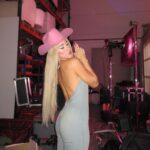 Paula Gonu Instagram - de cuando fui una barbie por dos días pal rewind💗 les admiro un montón porque son gente maja, unos cracks eliminando cosas frame a frame, editan con el móvil y ponen paella valencia a en el catering os quiero @rewindhispano2023 @alechernandez @dhcfilms conocí a una pelirroja súper maja y a dos tías que no sabían el significado de meme pero me pusieron el mono vaquero más guay del mundo💗 @erolajons @__sarafont @ch4rkitten y maquillaje de la mejor tía que me ha maquillado nunca @anapaolamend