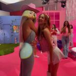 Paula Gonu Instagram - de cuando fui una barbie por dos días pal rewind💗 les admiro un montón porque son gente maja, unos cracks eliminando cosas frame a frame, editan con el móvil y ponen paella valencia a en el catering os quiero @rewindhispano2023 @alechernandez @dhcfilms conocí a una pelirroja súper maja y a dos tías que no sabían el significado de meme pero me pusieron el mono vaquero más guay del mundo💗 @erolajons @__sarafont @ch4rkitten y maquillaje de la mejor tía que me ha maquillado nunca @anapaolamend