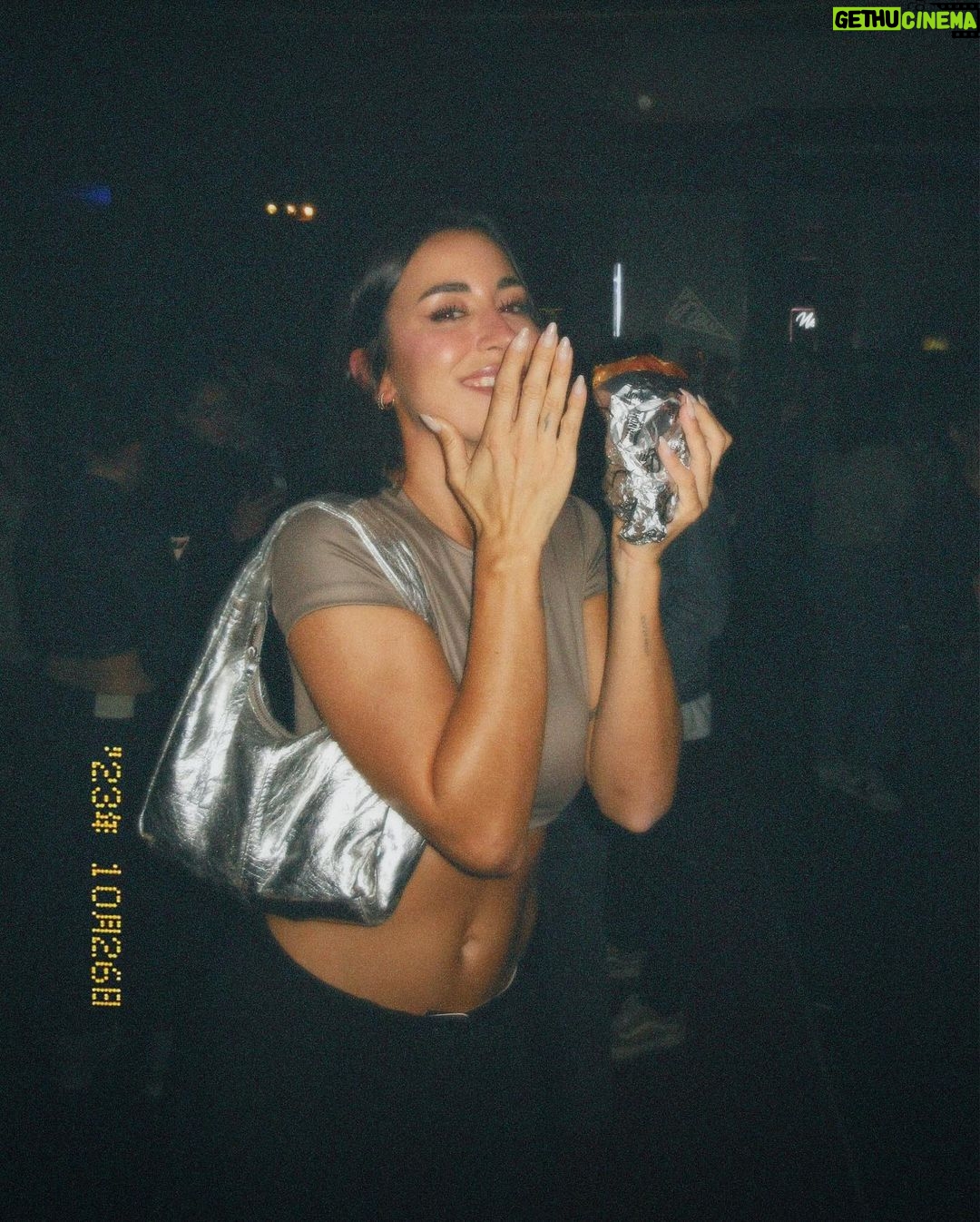 Paula Gonu Instagram - siempre fan de salir en bambas y pantal贸n ancho sobre todo si es pa ir a la inauguraci贸n de la new era de @elcorteingles 馃馃徑
