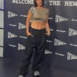 Paula Gonu Instagram – siempre fan de salir en bambas y pantalón ancho sobre todo si es pa ir a la inauguración de la new era de @elcorteingles 🫶🏽