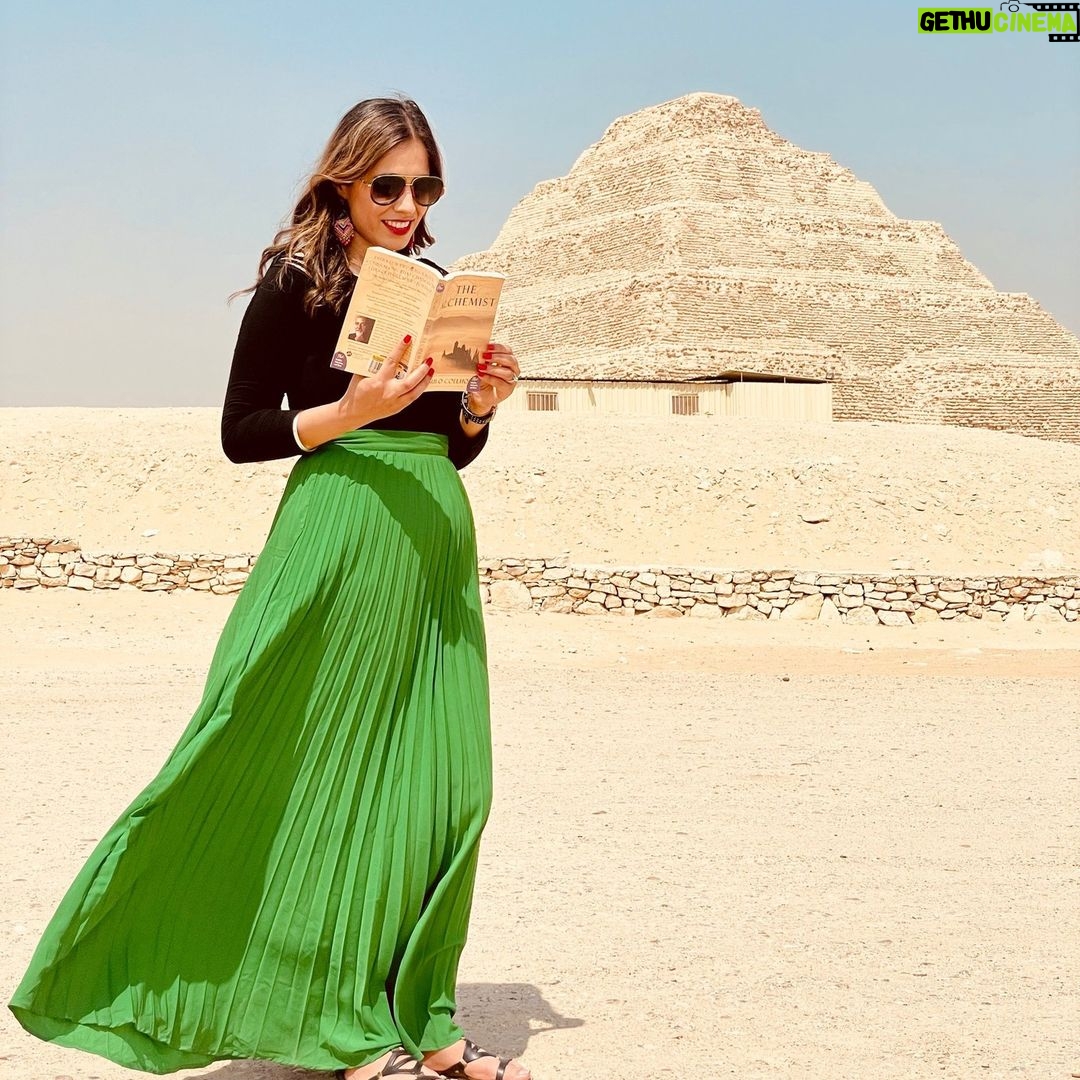 Paulo Coelho Instagram - Hello Mr Coelho Wanted to share this beautiful moment in Egypt.. Reading The Alchemist besides the Pyramids :) Thank you Mr Coelho for lighting up our lives with your inspiring work. You have been my spiritual guide !! Jess