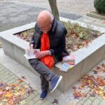Paulo Coelho Instagram - Saturday: the reader sees the author, goes back home and returns with her books. #JOY