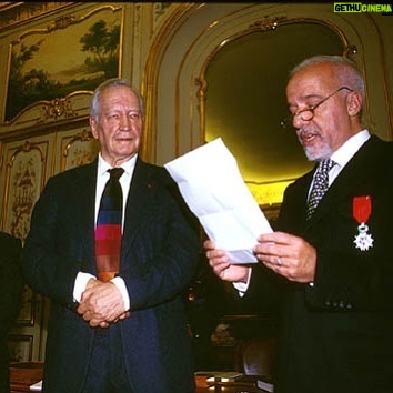 Paulo Coelho Instagram - Aujourd'hui, cela fait 21 ans que j'ai reçu la Légion d'Honneur. Grâce à la France, mes livres se sont répandus dans le monde entier. Merci ! (dans la photo, le grand Robert Laffont)
