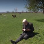 Paulo Coelho Instagram - A Turkish shepherd reading about an Andalusian shepherd. Yer yüzünde her insanın kendisini bekleyen bir hazinesi vardır. SİMYACI #Simyaci #paulocoelho #thealchemist
