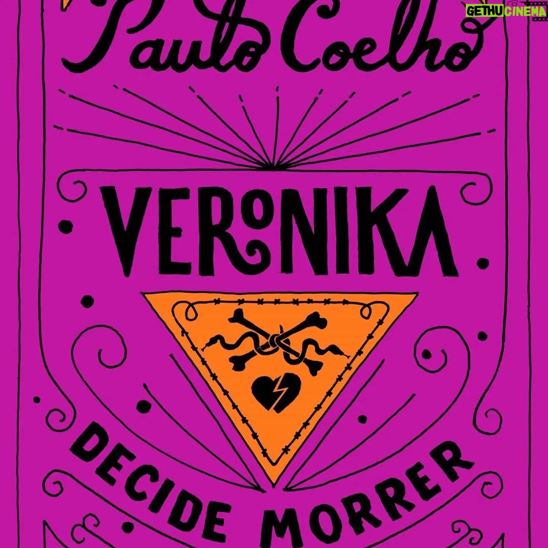 Paulo Coelho Instagram - En Veronika decide morir, Paulo revela que, entre los años 1966 y 1968, estuvo internado tres veces en una institución mental en Río de Janeiro. La razón fue que se negó a aceptar el modelo de vida que sus padres trataban de imponerle. Lo que le diagnosticó su médico se ha hecho público recientemente: “comportamiento irregular en el colegio, rebeldía relacionada con las relaciones familiares, intereses políticos que no eran los propios de una persona sensata”. Las difíciles experiencias del pasado se han transformado en la base de esta novela que indaga una cuestión fundamental que es la locura.