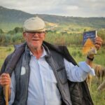 Paulo Coelho Instagram – A Turkish shepherd reading about an Andalusian shepherd. 
Yer yüzünde her insanın kendisini bekleyen bir hazinesi vardır. SİMYACI
#Simyaci #paulocoelho #thealchemist Türkiye