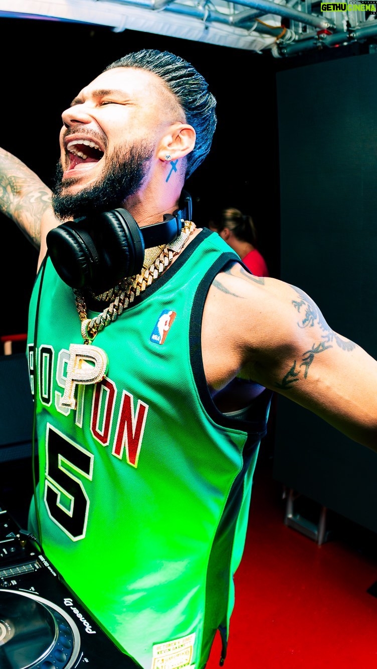 Pauly D. Instagram - I’m On A Boat!! 🛥️ @boatcruisesummerseries #Boston Boston, Massachuesetts