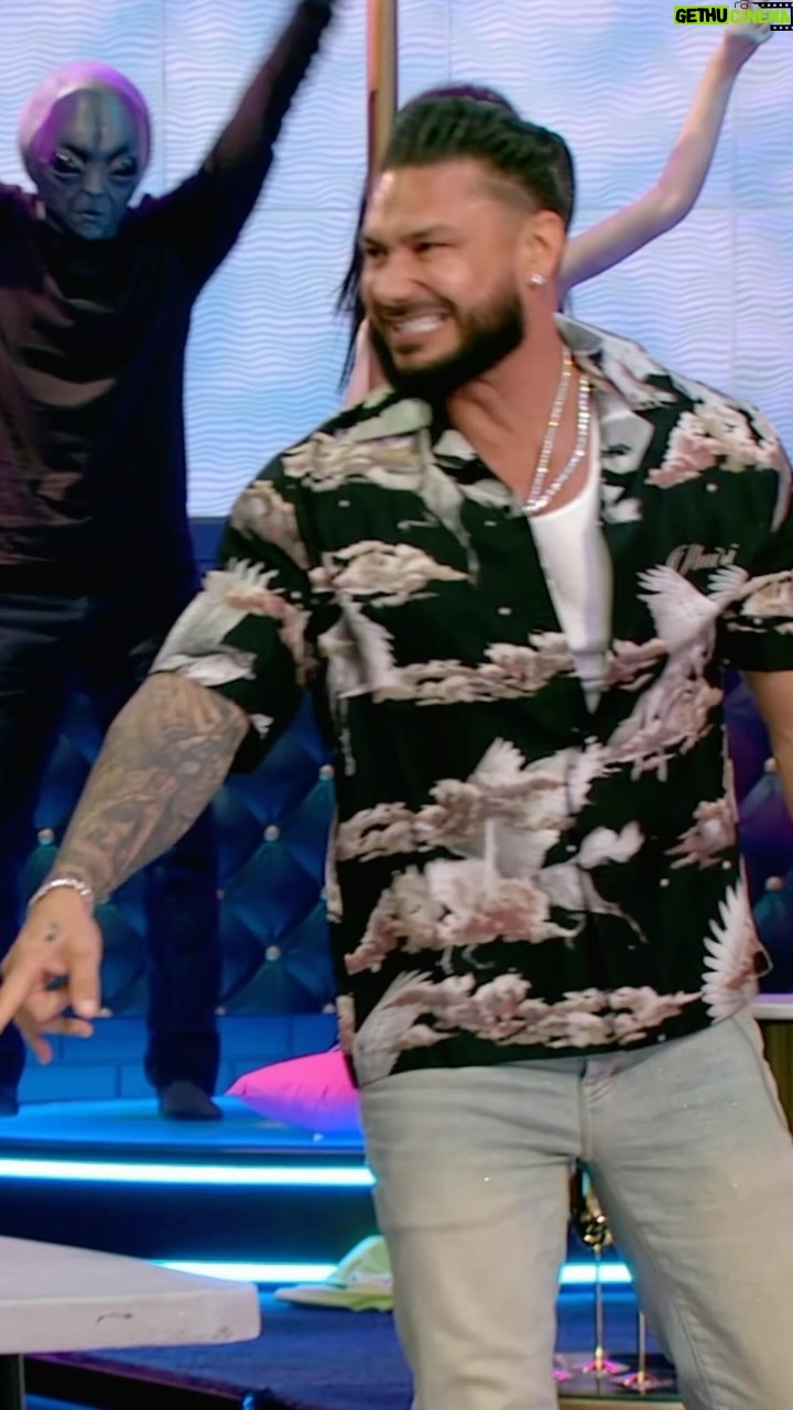 Pauly D. Instagram - REUNION ALERT 🚨 Don’t miss Part 2 of the #JSFamilyVacation reunion TONIGHT at 8p on @mtv! 💥#FlipATable Kids Don’t Try This At Home!!!