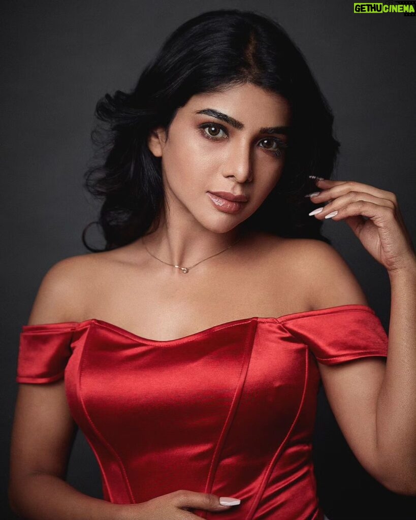Pavithra Lakshmi Instagram - With valentines around the corner, how will I not start my red grid♥ While showering all the love to your partner/friends/family, make sure you don't forget yourself, self love comes first Captured by @arungnanavel & team @nithin_alex_joseph_ Makeup @ratnamakeupartist (I just can't get enough of your makeup♥🫶) Hair @mahi_hairdo