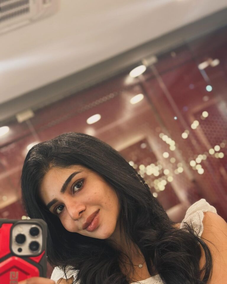 Pavithra Lakshmi Instagram - Mirror mirror on the wall, take a selfie and that is all❤️🫶🏻🙌
