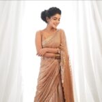 Pavithra Lakshmi Instagram - All that glitters could be your smile🤍 Shot by: @en.nizharpadam Stylist: @keerthysampath Makeup: @imaikkaa_by_nivi Hairdo: @srijamohan_artistry Makeup Assistant: @swapna.balaji.18 Saree: @bhumikagrover Earrring: @divasmantra