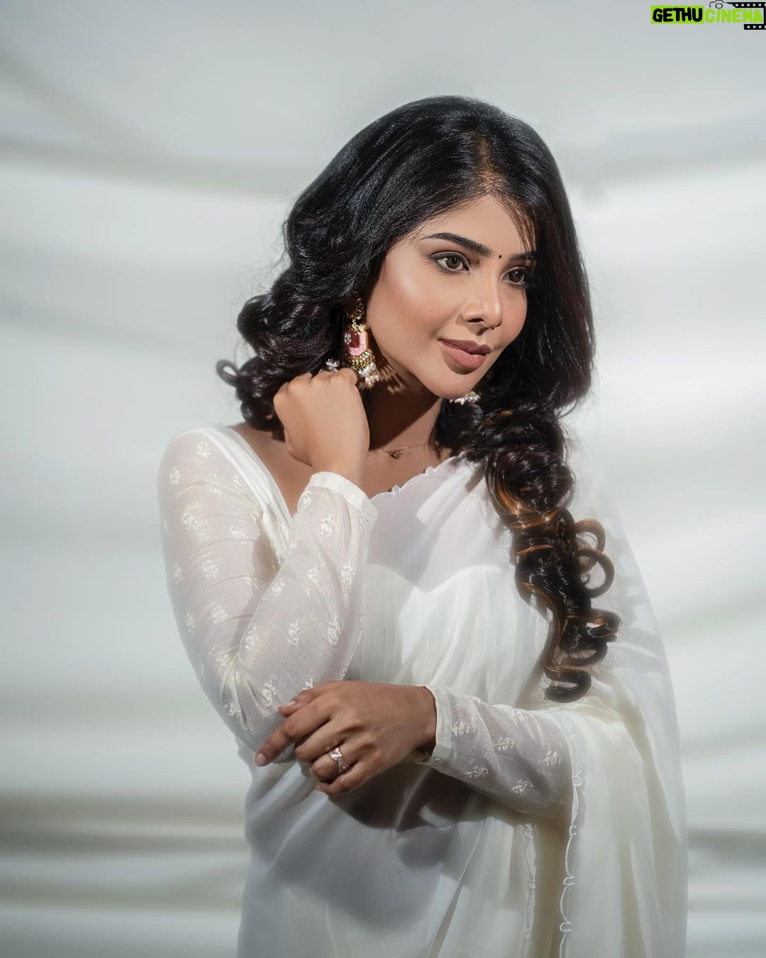 Pavithra Lakshmi Instagram - @pavithralakshmioffl 🤍✨ styled by: @ishwaryaalaguvel photographer: @murlee_photography makeup & hair: @kaviyaartistry_off @sweh_artistry saree & blouse: @niga_designers earrings: @rang_akankshanegi Photography team @_xavierphotography_ @vbee_in @_x.aj.x_ @gowsigun_hlb