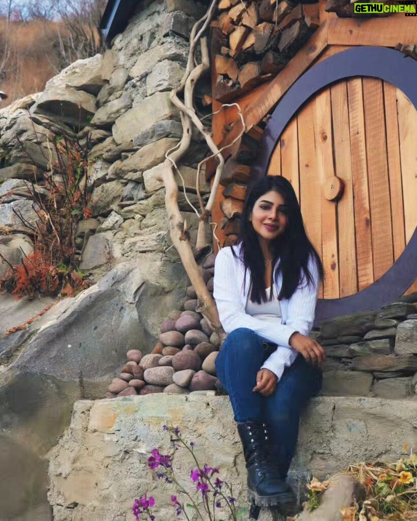 Pavithra Lakshmi Instagram - For sure this place has become our second home, Vikas ji and his wife made sure all our needs are catered to. They made sure we had the best time effortlessly ❤️ this place, the food, the people will always have a piece of my heart #manali #hamta #hobbithousehamta