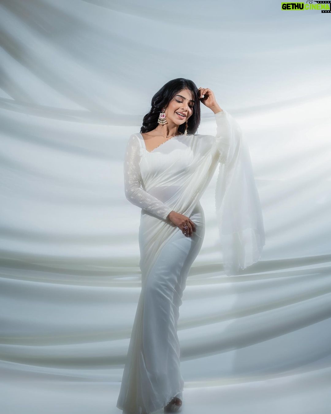 Pavithra Lakshmi Instagram - @pavithralakshmioffl 🤍✨ styled by: @ishwaryaalaguvel photographer: @murlee_photography makeup & hair: @kaviyaartistry_off @sweh_artistry saree & blouse: @niga_designers earrings: @rang_akankshanegi Photography team @_xavierphotography_ @vbee_in @_x.aj.x_ @gowsigun_hlb