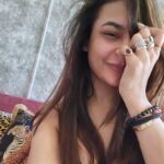Pavitra Punia Instagram – Mornings 🌄 and ma babies 🐈 🐕 🧿
#home 

#pavitraapuniya #sunshine #home #blessings