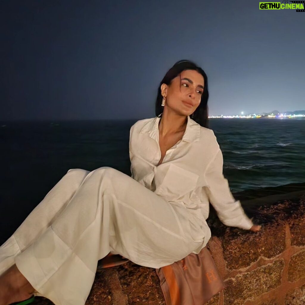 Pavitra Punia Instagram - A breeze playing with hair 🌙 a cycle of moon right on top my head. Companions @hermes @zara @mango & @cartier #pavitrapunia #pavitraapuniya #breeze #moon #soul #light Disclaimer: the above captions are a matter of copyright. Before copying or publishing in quotes kindly mention the credits.