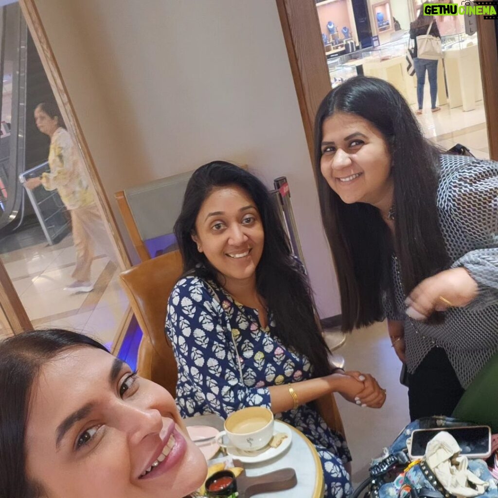 Pavitra Punia Instagram - Coffee ☕️ with my gals 👧 👧 @sinhavantika @moushumibanerji #pavitraapuniya