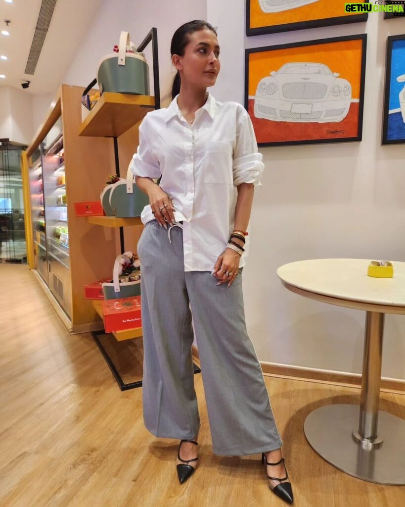 Pavitra Punia Instagram - Coffee ☕️ meet with team Aesthetics Drop #ootd @dior ma bag Ring @gucci A vintage pure silver titan watch is the cherry here 💋🤍 #pavitrapunia #pavitraa #pavitra #pavitraapuniya