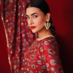 Pavitra Punia Instagram - Paint the town red this Christmas 🎄 in desi style. Desi Santa 🧑‍🎄 #pavitrapunia #fashion #style #glam #ﬁtness