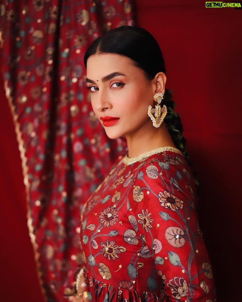 Pavitra Punia Instagram - Paint the town red this Christmas 🎄 in desi style. Desi Santa 🧑‍🎄 #pavitrapunia #fashion #style #glam #ﬁtness