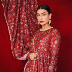 Pavitra Punia Instagram - Paint the town red this Christmas 🎄 in desi style. Desi Santa 🧑‍🎄 #pavitrapunia #fashion #style #glam #ﬁtness