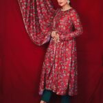 Pavitra Punia Instagram - Paint the town red this Christmas 🎄 in desi style. Desi Santa 🧑‍🎄 #pavitrapunia #fashion #style #glam #ﬁtness