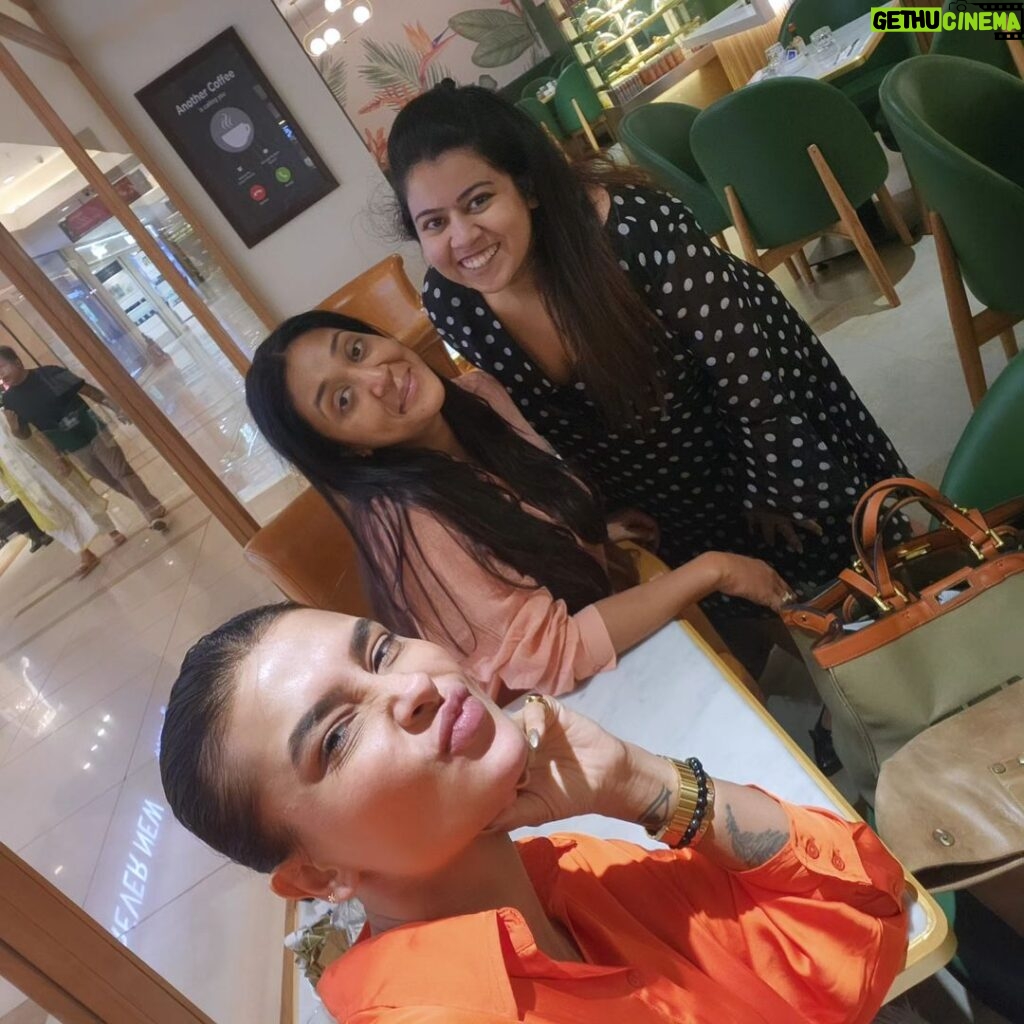 Pavitra Punia Instagram - Burgers with my gals 👧💕 🍔 @sinhavantika @dharmishthadagia #pavitrapunia #burgers