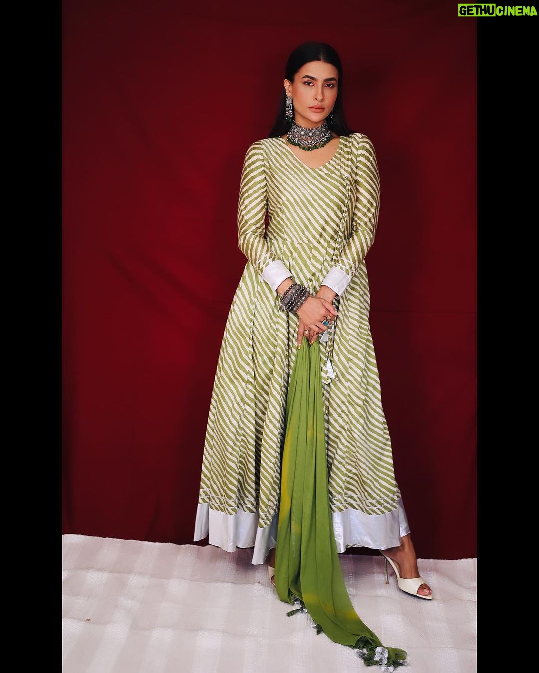 Pavitra Punia Instagram - So this season indian wear will be done in next few days post. Series 1 Wearing @colourfulthreads.in PR @issavibe_pr Hairclips @saar_beauty Hair @hairstylist.julie Jewels - straight from my closet. Heels - straight from my closet. #pavitraa #pavitrapunia