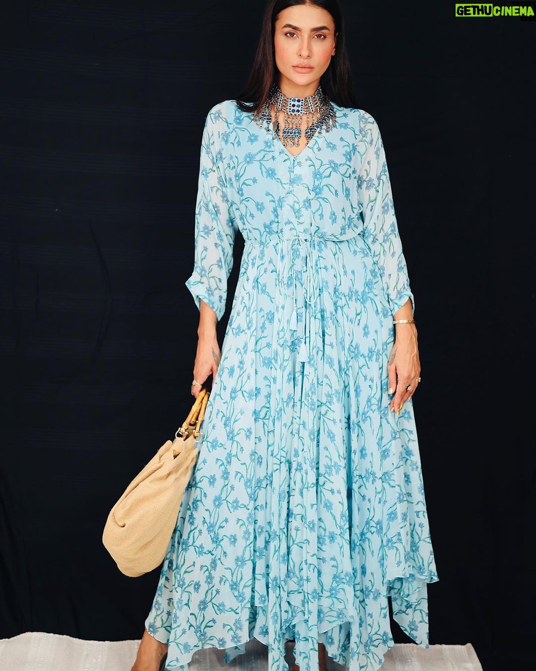 Pavitra Punia Instagram - Series no 3 This lovey single piece from #meghmalhar is a combination of ethnic and indo-western. Paired with silp on heels of same family of colors. A lovey jute bag from #smitam to give the comfortable blooming flowing beach vibes too. Outfit from @meghmalhaar_ Outfit PR @oakpinionpr Bag from @smitamlifestyle Heels - straight from my closet. Oxidised choker - straight from my closet.