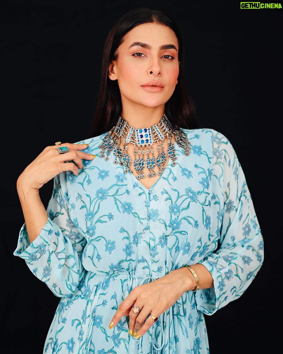 Pavitra Punia Instagram - Series no 3 This lovey single piece from #meghmalhar is a combination of ethnic and indo-western. Paired with silp on heels of same family of colors. A lovey jute bag from #smitam to give the comfortable blooming flowing beach vibes too. Outfit from @meghmalhaar_ Outfit PR @oakpinionpr Bag from @smitamlifestyle Heels - straight from my closet. Oxidised choker - straight from my closet.