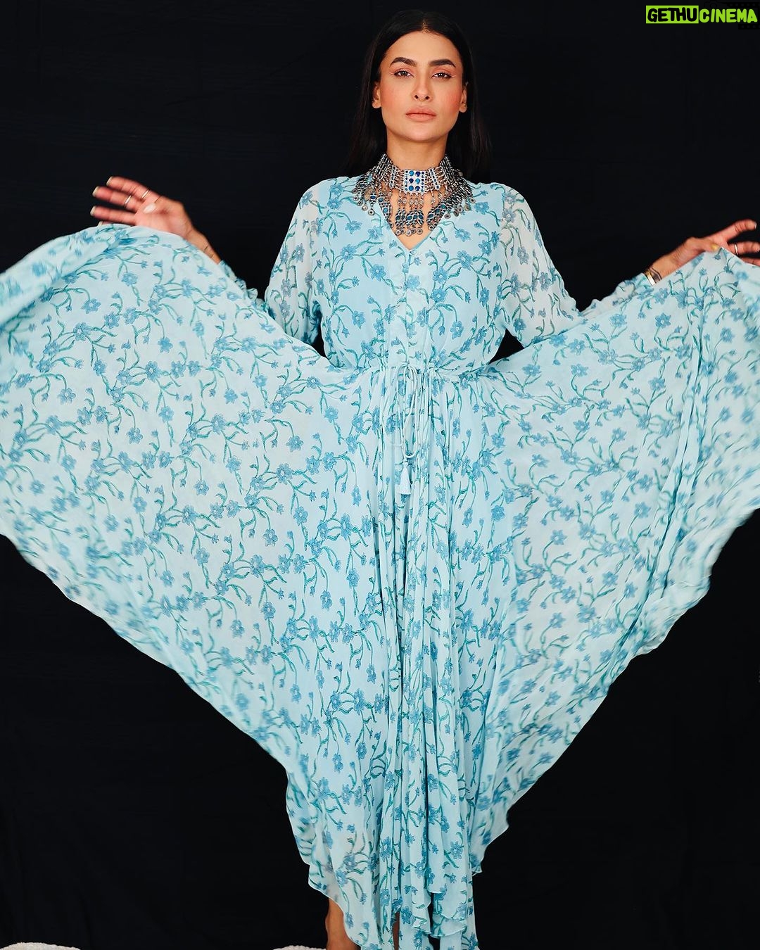 Pavitra Punia Instagram - Series no 3 This lovey single piece from #meghmalhar is a combination of ethnic and indo-western. Paired with silp on heels of same family of colors. A lovey jute bag from #smitam to give the comfortable blooming flowing beach vibes too. Outfit from @meghmalhaar_ Outfit PR @oakpinionpr Bag from @smitamlifestyle Heels - straight from my closet. Oxidised choker - straight from my closet.