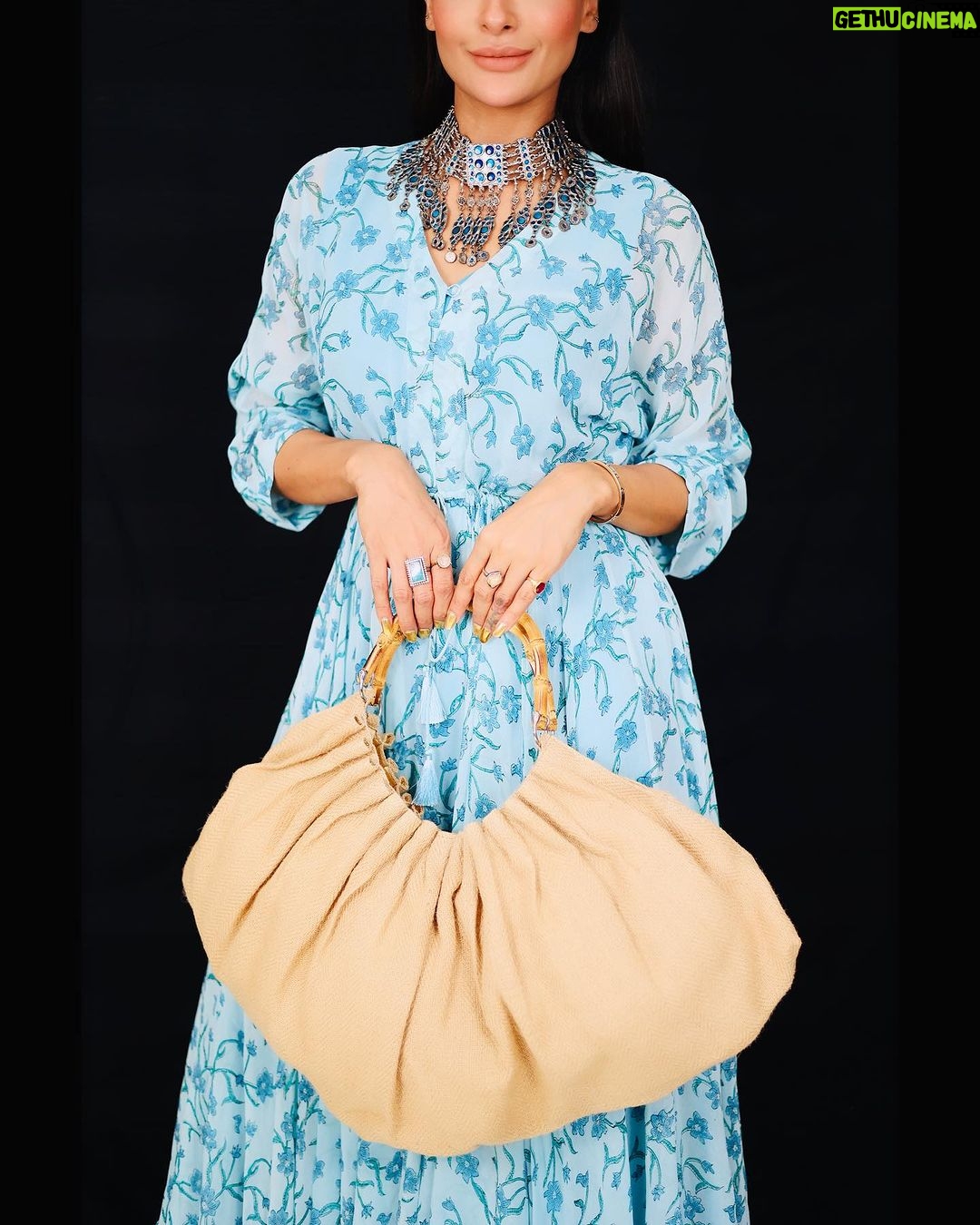 Pavitra Punia Instagram - Series no 3 This lovey single piece from #meghmalhar is a combination of ethnic and indo-western. Paired with silp on heels of same family of colors. A lovey jute bag from #smitam to give the comfortable blooming flowing beach vibes too. Outfit from @meghmalhaar_ Outfit PR @oakpinionpr Bag from @smitamlifestyle Heels - straight from my closet. Oxidised choker - straight from my closet.