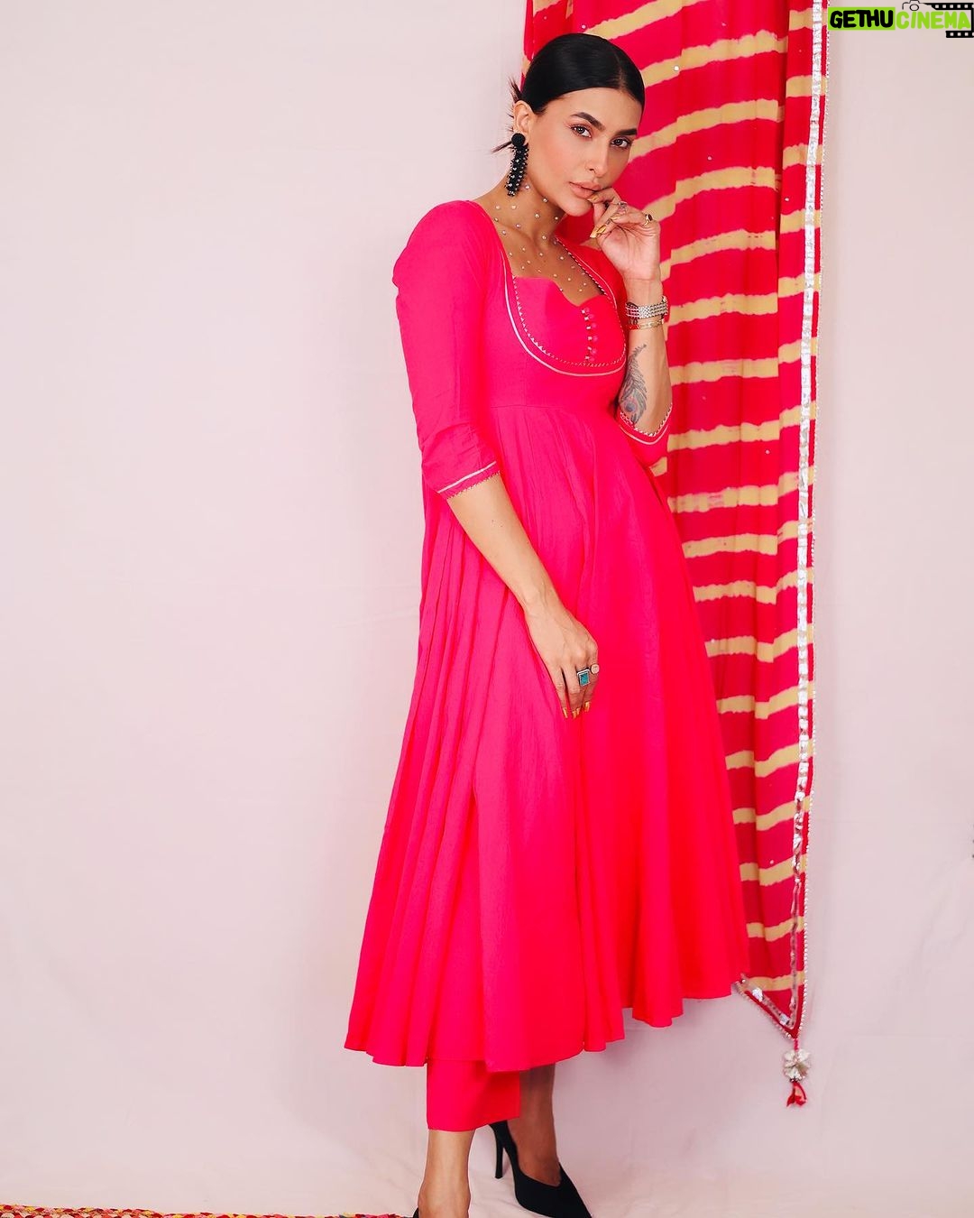 Pavitra Punia Instagram - Series no 2 Pairing this beautiful #anarkalisuit with black #stilettos and my favourite nic nac accessories some #crystals and #diamonds. A studded watch and black pearl and mixed mirror earrings. Minal look of nude eye shadow a baby pink eyeliner for the sharpness on the edges. Baby pink lipstick π This beautiful simple yet chique Anarkali suit from #bunaai. And my black beauties from #zara is all that international #valentino look for this wedding season for that one dulhe ki βnaukari karne waliβ behan. Outfit from @bunaai Earrings from @bunaai Heels from @zara Watch from @audemarspiguet πππππ #pavitrapunia #fashion #style #fashiondiary