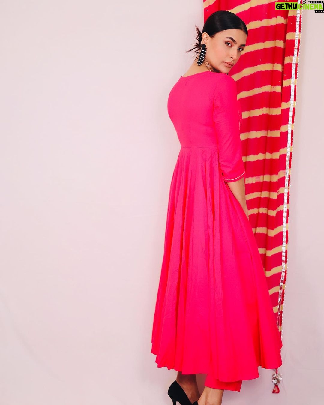 Pavitra Punia Instagram - Series no 2 Pairing this beautiful #anarkalisuit with black #stilettos and my favourite nic nac accessories some #crystals and #diamonds. A studded watch and black pearl and mixed mirror earrings. Minal look of nude eye shadow a baby pink eyeliner for the sharpness on the edges. Baby pink lipstick π This beautiful simple yet chique Anarkali suit from #bunaai. And my black beauties from #zara is all that international #valentino look for this wedding season for that one dulhe ki βnaukari karne waliβ behan. Outfit from @bunaai Earrings from @bunaai Heels from @zara Watch from @audemarspiguet πππππ #pavitrapunia #fashion #style #fashiondiary