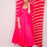 Pavitra Punia Instagram - Series no 2 Pairing this beautiful #anarkalisuit with black #stilettos and my favourite nic nac accessories some #crystals and #diamonds. A studded watch and black pearl and mixed mirror earrings. Minal look of nude eye shadow a baby pink eyeliner for the sharpness on the edges. Baby pink lipstick 👄 This beautiful simple yet chique Anarkali suit from #bunaai. And my black beauties from #zara is all that international #valentino look for this wedding season for that one dulhe ki “naukari karne wali” behan. Outfit from @bunaai Earrings from @bunaai Heels from @zara Watch from @audemarspiguet 💋💋💋💋💋 #pavitrapunia #fashion #style #fashiondiary