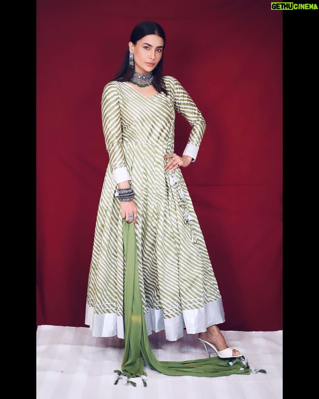 Pavitra Punia Instagram - So this season indian wear will be done in next few days post. Series 1 Wearing @colourfulthreads.in PR @issavibe_pr Hairclips @saar_beauty Hair @hairstylist.julie Jewels - straight from my closet. Heels - straight from my closet. #pavitraa #pavitrapunia